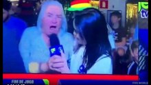 Mulher surpreende repórter e chama Lula de ladrão durante jogo da Copa