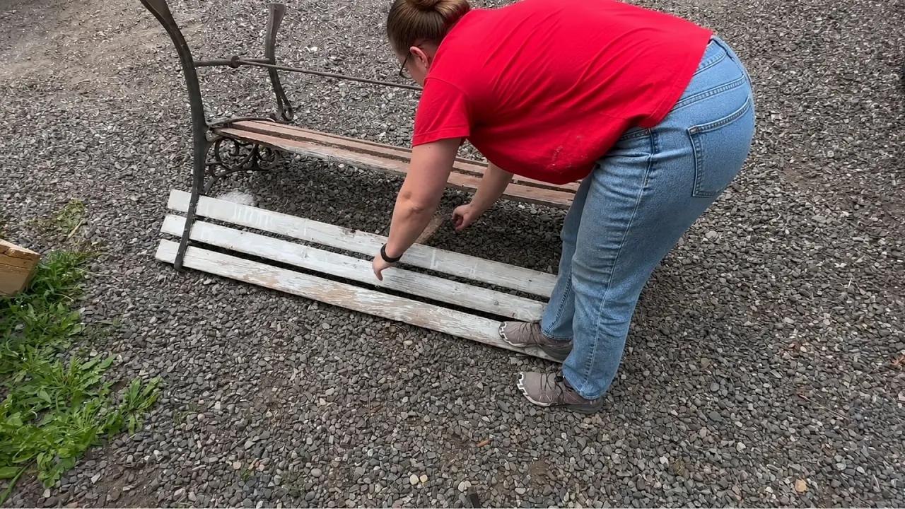 Elle découpe un vieux banc pour en faire un superbe chef-d’œuvre pour le jardin