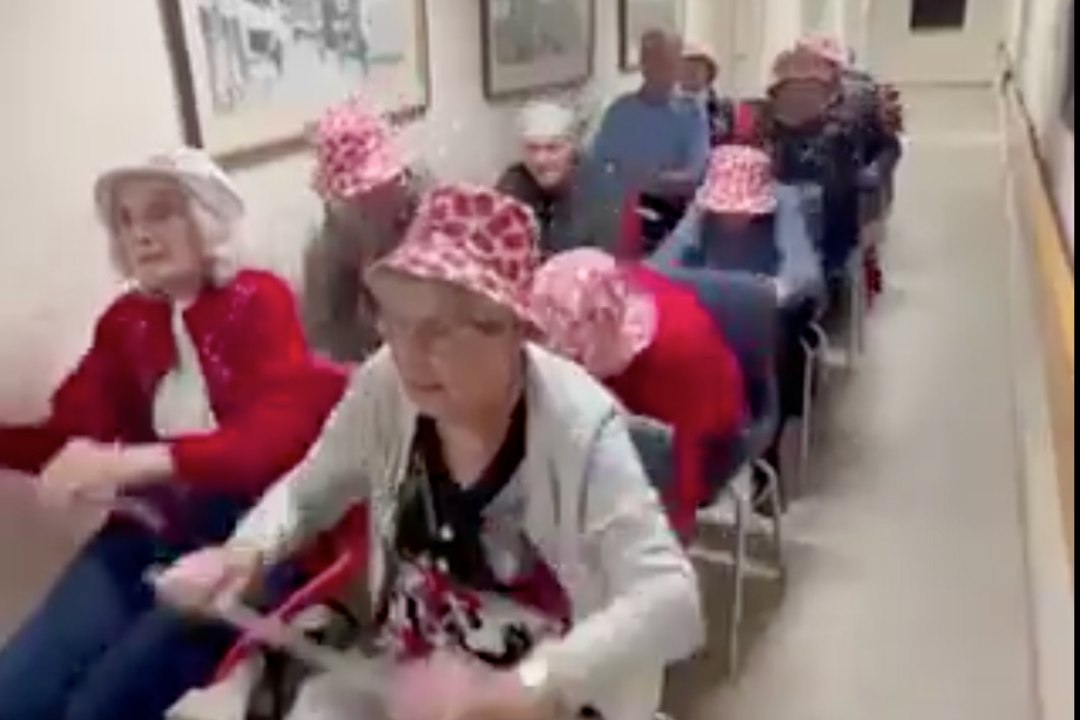 Adultos mayores noruegos convierten el Viking Row en el momento más tierno del Mundial