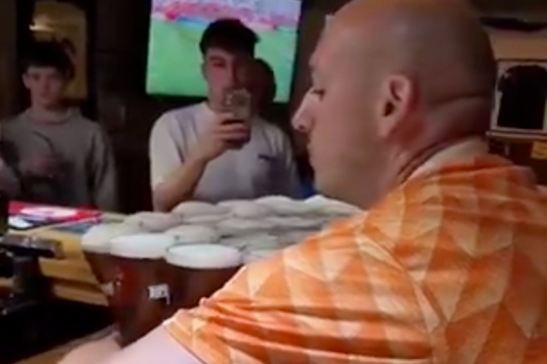 Aficionado neerlandés sorprende a un pub al cargar 26 cervezas de una sola vez