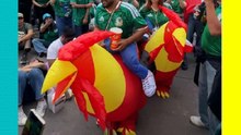 Parejita causa sensación en Fan Fest de la CDMX con disfraces de gallinas