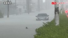 崩潰！屏東雨下不停  民眾卡在半路上不了班