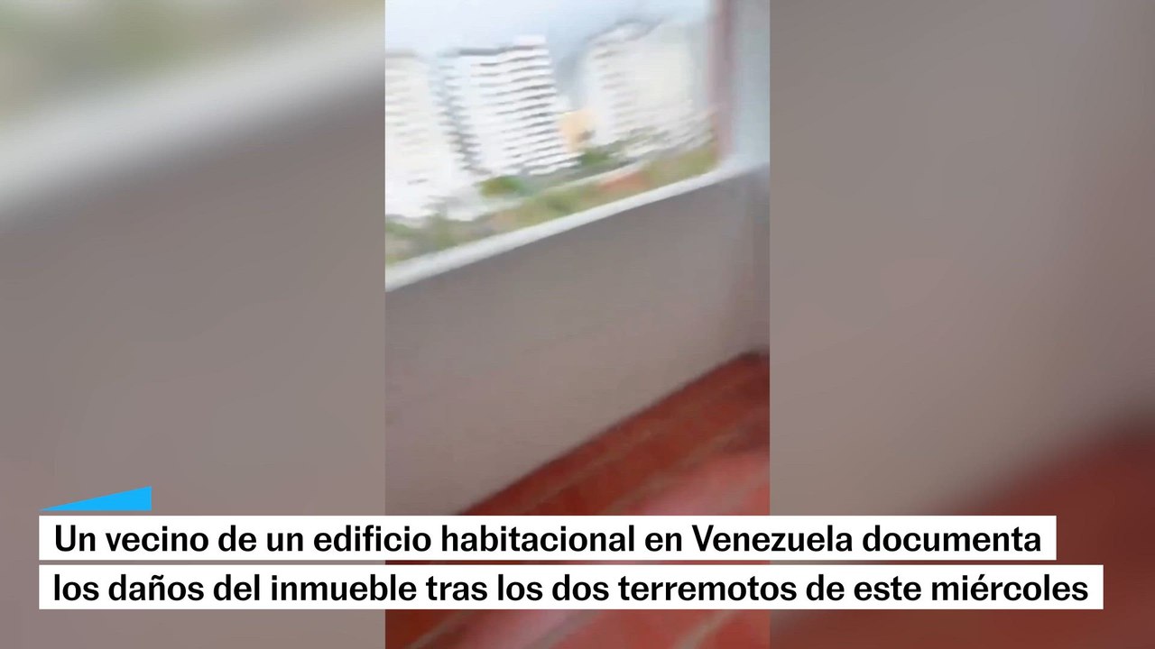 Un vecino documenta los daños a un edificio tras los dos sismos de este miércoles