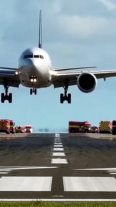 “Head-On Daylight Runway Slam   Emergency Response in Full Action” #EmergencyLanding #RunwayChaos #AirportResponse #HardLanding #AviationFootage