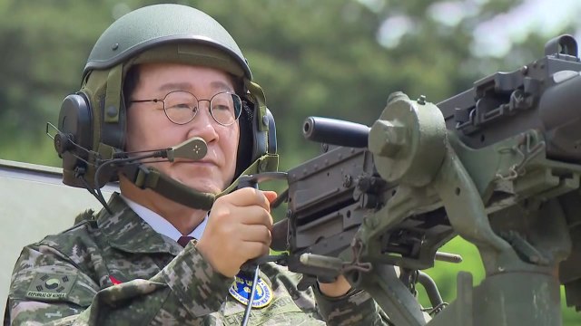 [영상] 연평도 찾은 이 대통령, K2 소총 실탄 사격...결과는? / YTN