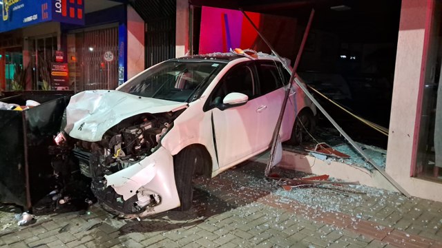 Motociclista fica gravemente ferido após acidente na Avenida Carlos Gomes