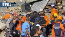 Equipos de rescate buscan sobrevivientes entre los escombros tras los fuertes sismos que golpearon Venezuela
