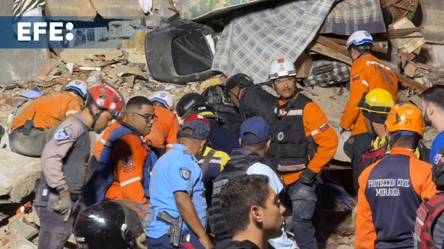 Equipos de rescate buscan sobrevivientes entre los escombros tras los fuertes sismos que golpearon Venezuela