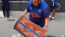 Despedida y multada por robar una papelera conmemorativa de los Knicks 