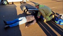 Duas pessoas ficam feridas após colisão entre moto e bicicleta na Avenida Brasil