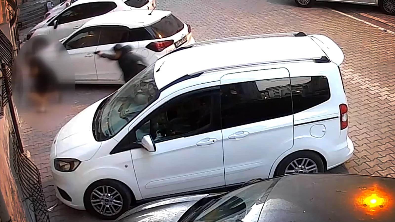 İstanbul'da evinin önünde uğradığı silahlı saldırıda hayatını kaybetti; cinayet anı kamerada