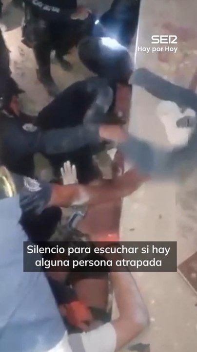 "Las autoridades piden silencio para escuchar a los atrapados entre los escombros"