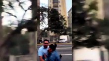 Un hombre salva a dos perros de los escombros del terremoto