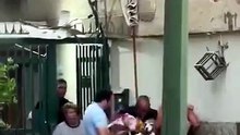 Βενεζουέλα: Άνδρας σώζει τα δυο σκυλιά του από το γκρεμισμένο του σπίτι