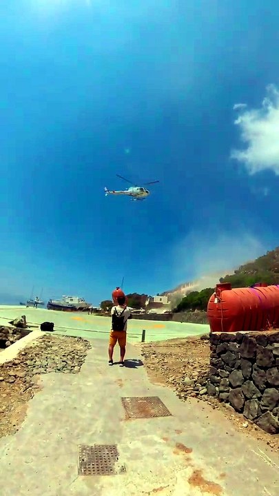 Il dissalatore ad Alicudi, iniziati i lavori: trasportate tre cisterne da 15 mila litri con l'Air Panarea