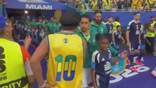 El abrazo de Vinicius a Ronaldinho