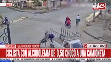Ciclista borracho chocó con una camioneta y resultó gravemente herido