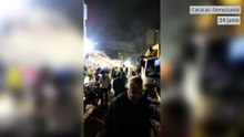 Equipos de rescate buscan supervivientes entre los escombros tras los fuertes sismos que sacudieron la región.