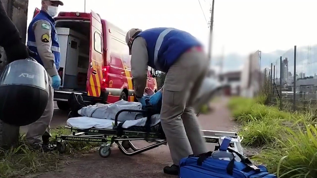 Acidente entre carro e motocicleta deixa jovem ferido na Avenida Tancredo Neves, em Cascavel