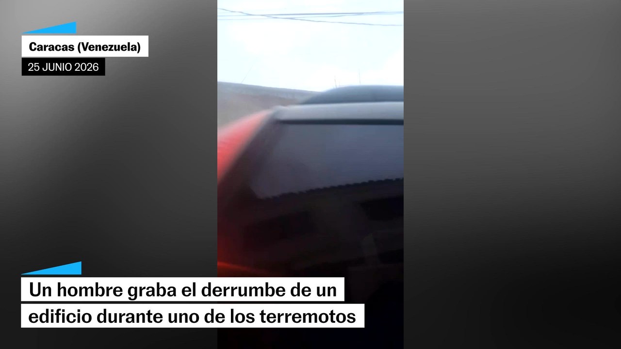 El momento del derrumbe de un edificio durante uno de los dos terremotos