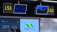 Venezolanos varados en Barajas tras el doble terremoto: vuelos cancelados y sin solución.