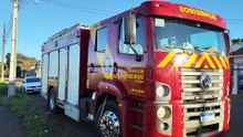 Cachorrinho fica preso em grade e é salvo pelo Corpo de Bombeiros em Cascavel