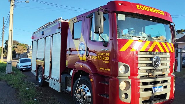 Cachorrinho fica preso em grade e é salvo pelo Corpo de Bombeiros em Cascavel
