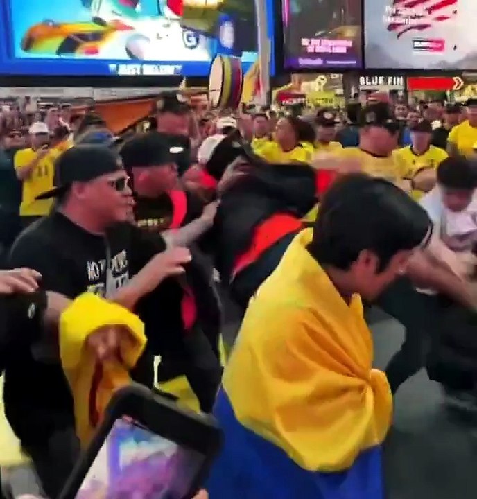 Todo se pudre en Ecuador: sus fans se pelean entre ellos en Nueva York