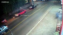 Vídeos mostram mulher furtando carro que foi deixado ligado e PM realizando tiros em perseguição