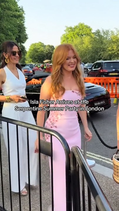 Isla Fisher's Elegant Entrance at the Serpentine Summer Gala