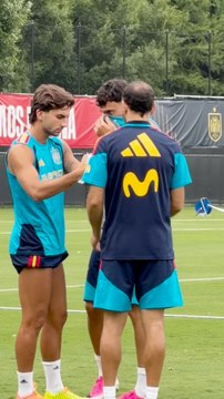 Ferran Torres y Marc Pubill se lo pasan en grande en los entrenamientos de España entre risas