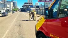 Vítima de acidente fica caída no meio da Rua São Paulo, no Centro