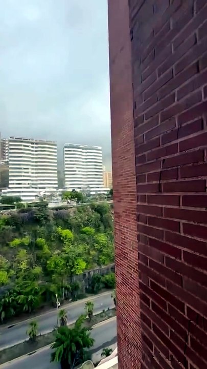 Venezuela : un homme filme sa fuite dans un immeuble fragile secoué par deux puissants séismes