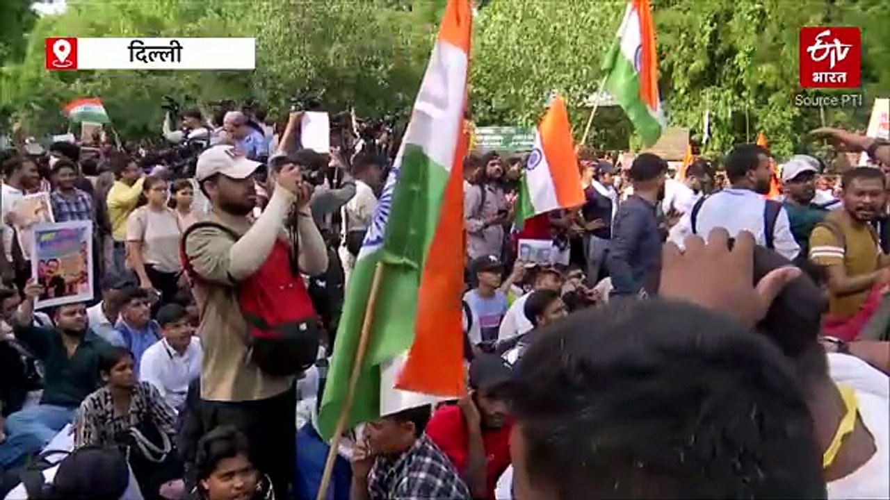जंतर-मंतर पर 'कॉकरोच जनता पार्टी' के धरने में श...