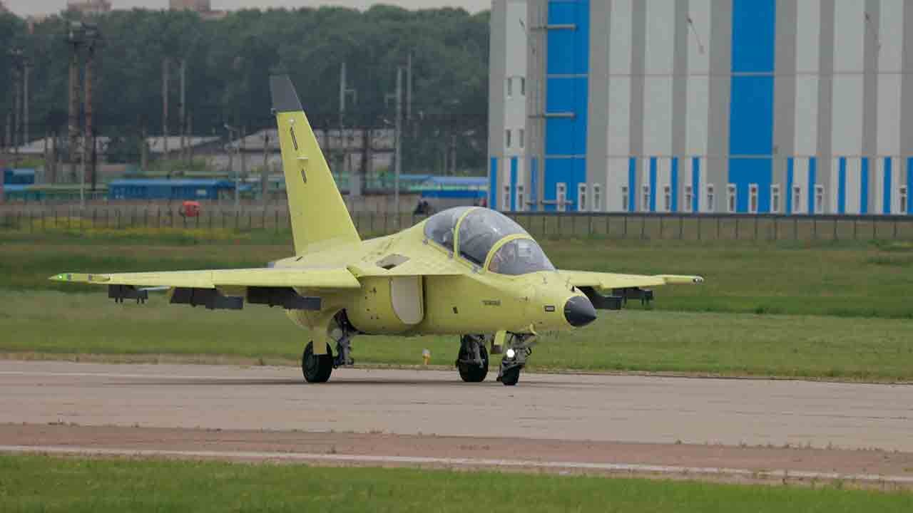 Yak-130M tekee ensilentonsa ja tähtää edullisten kevyiden taistelukoneiden markkinoille