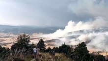 Un incendio en la falda del monte San Cristóbal activa un gran operativo de bomberos y helicópteros en Navarra