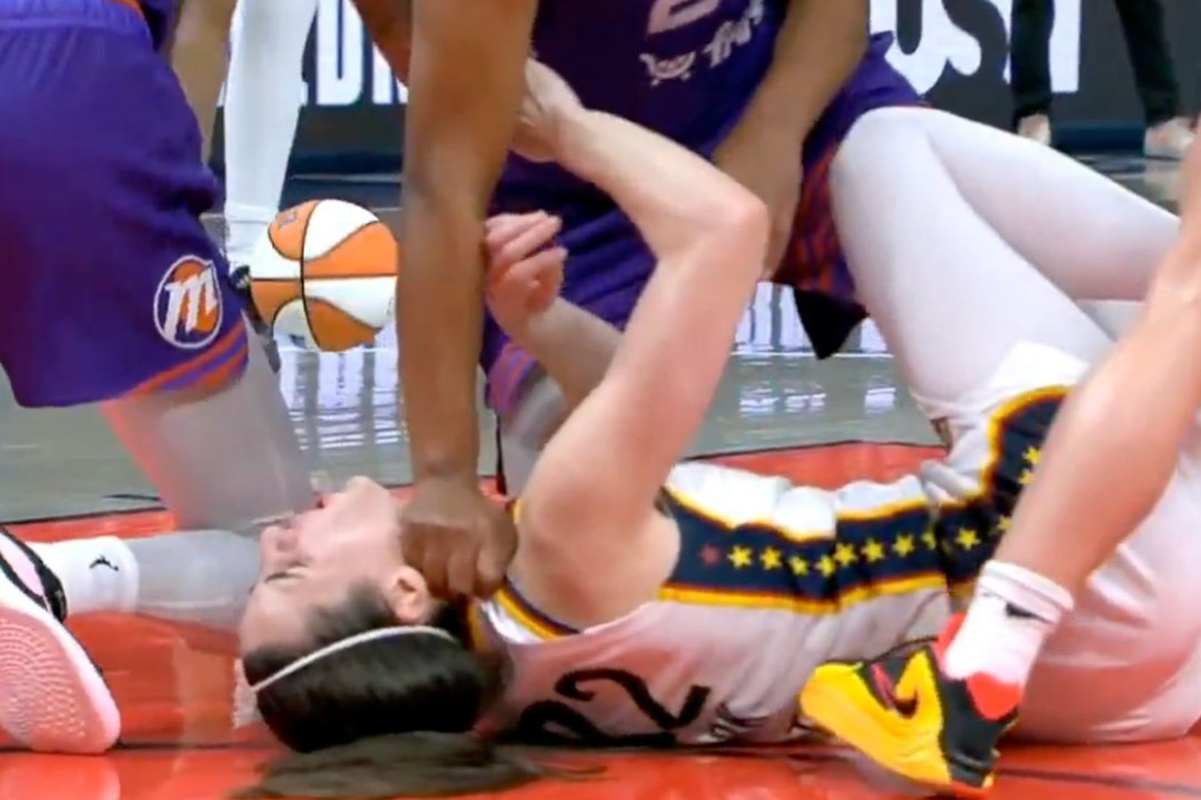 Caitlin Clark recibe un golpe en la garganta y los árbitros no marcan falta
