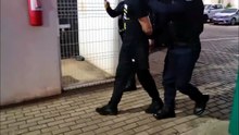 Briga de casal começa no sushi e termina com mordida no braço em hamburgueria; namorado preso