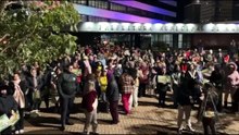 Professores municipais fazem manifestação em frente à prefeitura