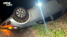 Motorista perde o controle da direção e capota carro na BR-467 em Cascavel