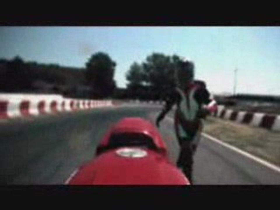 Un motard court après sa moto et remonte dessus