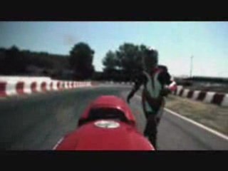 Un motard court après sa moto et remonte dessus