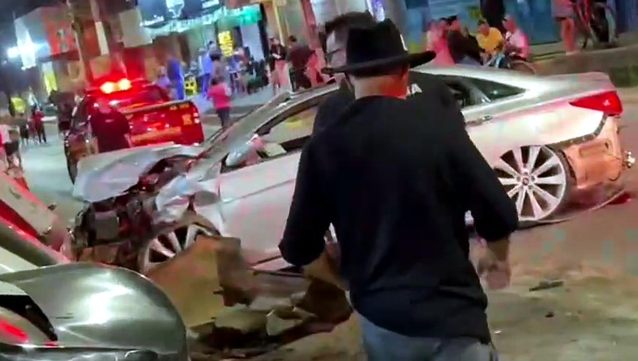 Motorista foge após destruir cinco carros no Sol Nascente