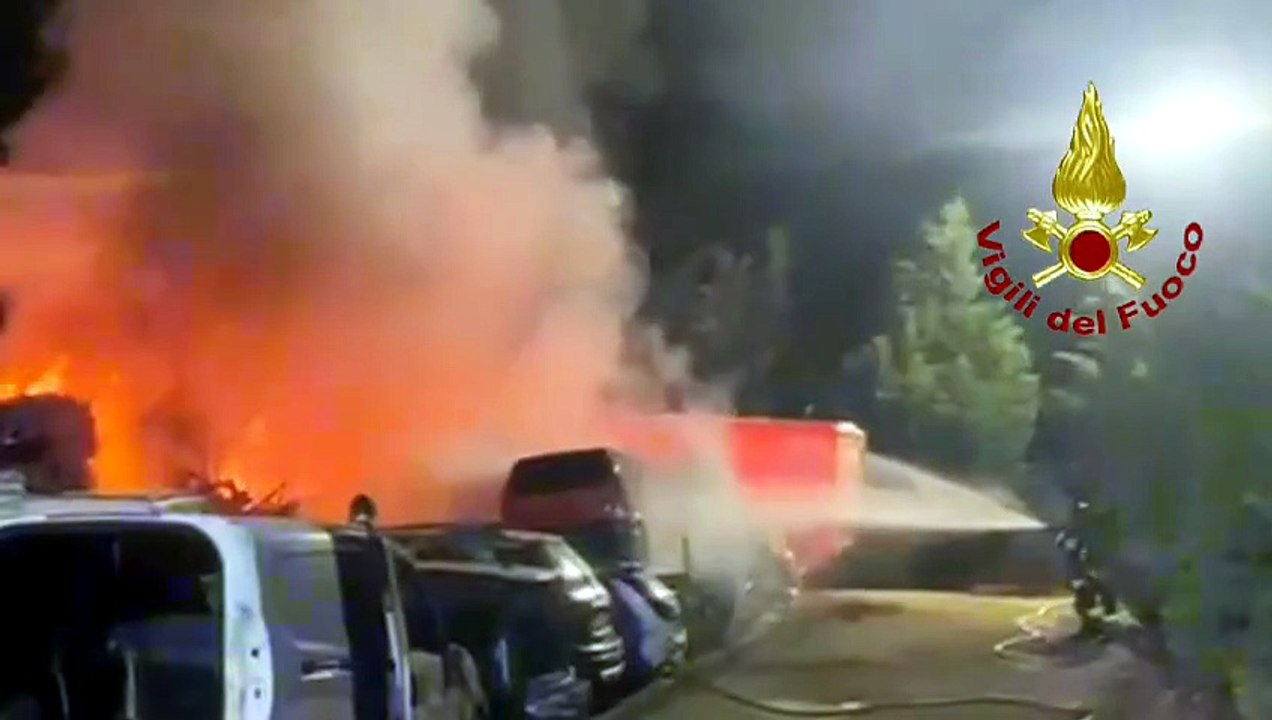 Incendio in un?autodemolizione a Sestu, le immagini del rogo