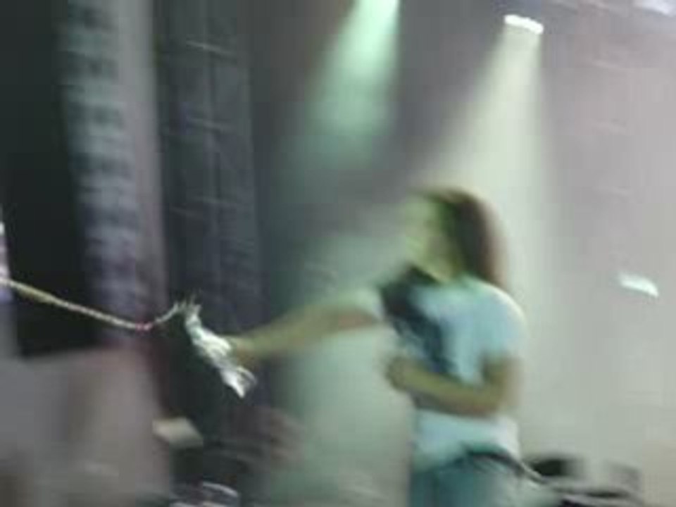 21.06.08 . Georg lance de l'eau TOKIO HOTEL