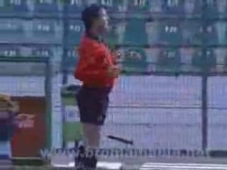 踊るサッカー審判