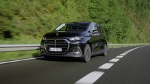 The all new electric Mercedes-Benz VLE 300 in Obsidian black Driving Video
