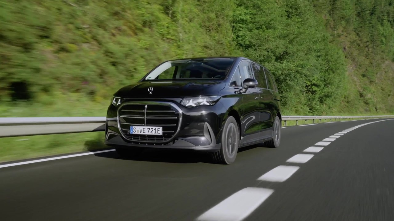 The all new electric Mercedes-Benz VLE 300 in Obsidian black Driving Video