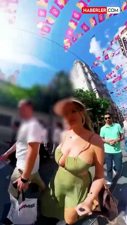 Taksim'de Rus turistin kamerasına yansıyan ısrarlı yemek teklifi