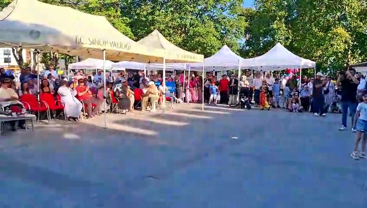 Minik Defne Halk Oyunları Şenliği'ne damga vurdu